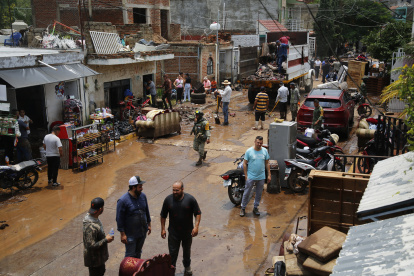 Personas afectadas por las fuertes lluvias rescatan sus pertenencias éste miércoles, en la ciudad de Zapotlanejo, Jalisco (México).