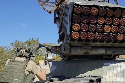 Un militar ruso preparándose para disparar un lanzacohetes múltiple autopropulsado ruso BM-21 hacia posiciones ucranianas en un lugar no revelado.