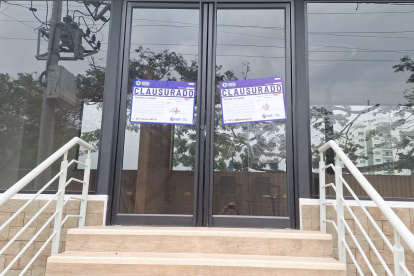 Los sellos de clausuran se observan en la puerta de ingreso al terreno