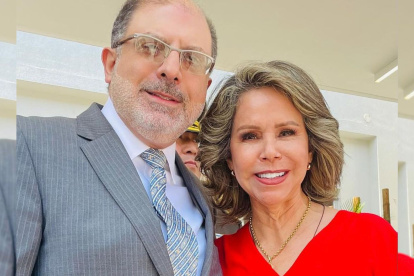 Luisa Delgadillo junto a Henry Kronfle.