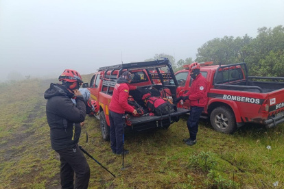 En la noche los bomberos de Latacunga participaron en la búsqueda del niño de 7 años.
