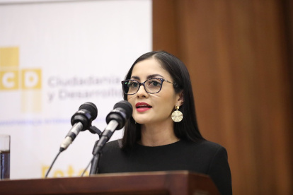 Legislativo. Viviana Veloz actualmente es la primera vicepresidenta de la Asamblea Nacional, quien asumiría la Presidencia del organismo, si Henry Kronfle se candidatiza para la Presidencia del Ecuador.