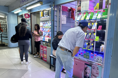 Quejas ciudadanas sobre la venta de artículos de dudosa procedencia en el Centro Comercial Montúfar son continuas.