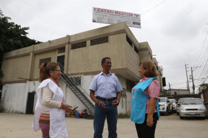Marlene Pacheco, Javier Ormaza y Nancy Payo son los voluntarios que dirigen la fundación. A sus espaldas, el centro médico de la institución sin fines de lucro.