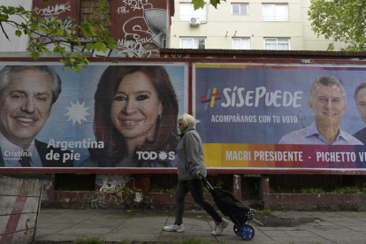 Un cartel aparece en la ciudad de Buenos Aires, en los días posteriores al triunfo en la urnas de Alberto Fernandez, en 2019.