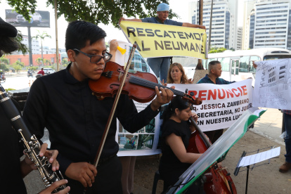 Con música, así protestan los estudiantes del Conservatorio que lleva siete años desatendido.