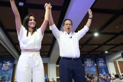 Henry Cucalón y Carla Larrea.