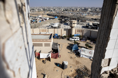 Los palestinos instalaron tiendas de campaña en el patio de la prisión central de Asdaa, convertida en refugio para desplazados internos, en el sur de la Franja de Gaza.
