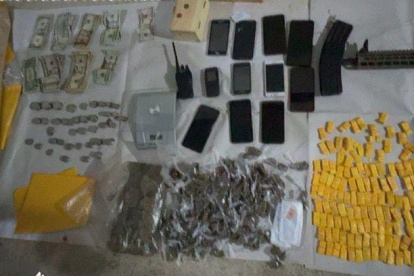 Evidencia encontrada en el operativo dado en Tenguel. Se trata de el grupo criminal Los Lobos.