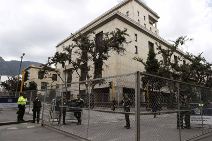 Archivo. Policías antimotines refuerzan las medidas de seguridad a la afueras del Palacio de Justicia en Bogotá