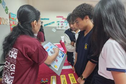 Estudiantes. Observaron exposiciones de diversas carreras en la feria.