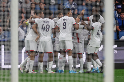 Los jugadores del PSG celebrando el primer gol de la escuadra anotado al minuto 3.