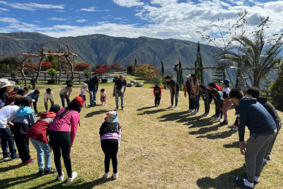 Pablo Arenas. El grupo de niños se reúne para una actividad al aire libre.