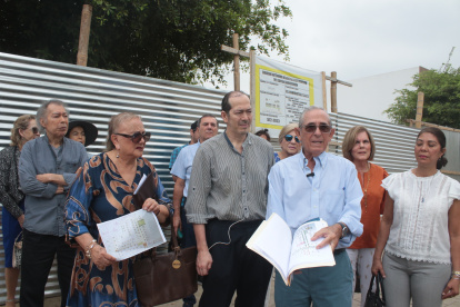 El terreno. Los denunciantes, con documentos en mano, se juntaron para expresar su rechazo a la construcción. Argumentan que su llegada perjudicaría a la comunidad.