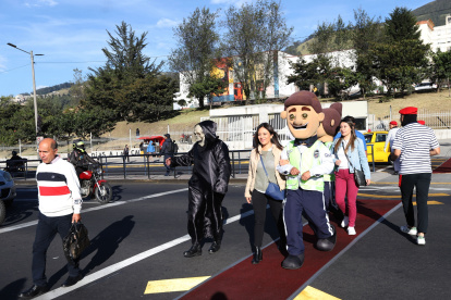 En la avenida América y Marchena, en el sector de la Universidad Central, se colocó una alfombra roja.