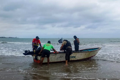Playas. Los pescadores esperan que el aguaje no sea tan fuerte.