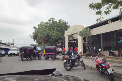 Caso. El mercado fue cerrado mientras policías realizaban las pericias.