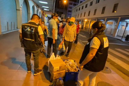 Grupo. Voluntarios recorren la ciudad y entregan víveres.