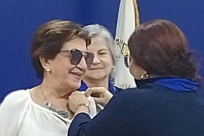 Acto. Acorvol reconoce la labor de su primera presidenta en un evento.