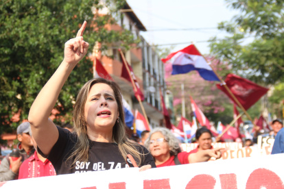 Kattya González, exsenadora opositora de Paraguay, participa en una manifestación convocada por el Partido Paraguay Pyahura (PPP) este jueves, en Asunción (Paraguay).