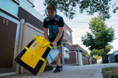 Nueva York. Un repartidor que entrega encomiendas en se traslada por el sector de Astoria, en Queens.