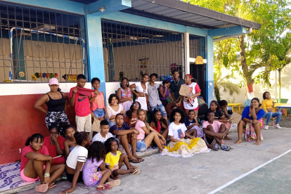 Esmeraldas. Parte de los integrantes de la agrupación, junto a infantes y adolescentes que se instruyen.