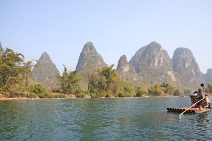 Escenario. Un balsero en un tramo del río Li a su paso por Yangshuo, al sureste de China.