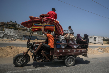 Palestinos desplazados internos huyen con sus pertenencias tras una orden de evacuación emitida por el ejército israelí, en el campo de refugiados de Al Maghazi, en la Franja de Gaza Central, el 17 de agosto de 2024.