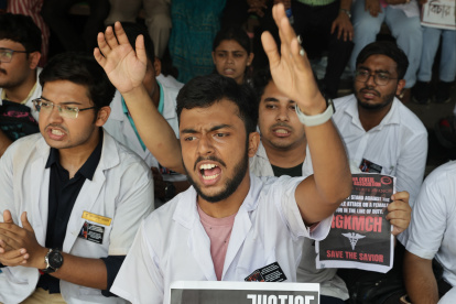 Kolkata (India), 17/08/2024.- Medical students and doctors attend a protest at RG Kar Medical College in Kolkata, India, 17 August 2024. The Indian Medical Association has announced a nationwide withdrawal of services by doctors of modern medicine in all sectors from 6 am on Saturday, August 17 for a period of 24 hours with all essential and emergency services remaining operational as a protest against an alleged rape and murder incident. On August 9, a postgraduate medical student was found dead in a seminar room at the hospital, sparking nationwide protests and strikes by medical students and doctors. On August 13, the High Court of Kolkata ruled that the investigation into the rape and murder of a doctor during her working hours at RG Kar Medical College must be transferred to the Central Bureau of Investigation (CBI). (Protestas) EFE/EPA/PIYAL ADHIKARY