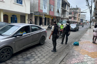 Incidente. La Policía detuvo en flagrancia a dos sujetos en Esmeraldas.