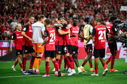 Los jugadores de Bayer Leverkusen celebran el título de la Supercopa de Alemania.
