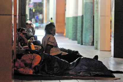 Sábanas regaladas suelen ser las cobijas. Un pedazo de cartón sirve como colchón para decenas de ciudadanos que usan el centro como un hotel improvisado.