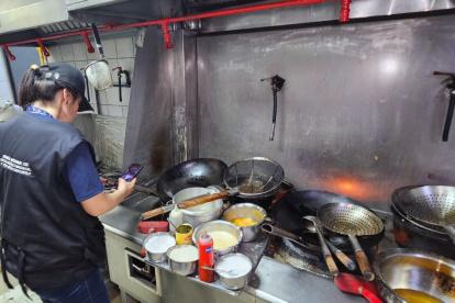 Operativo. Un agente de Arcsa realiza un control en un restaurante, para ver si cumple con las normas de higiene.