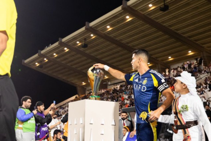 Cristiano tocó el trofeo. No gana ningún título oficial desde el 2021.