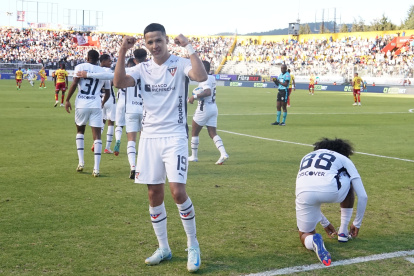 Álex Arce celebra el gol de la victoria para Liga de Quito frente a Aucas
