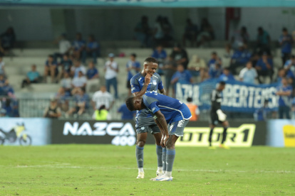 Jugadores de Emelec luego de caer en su primer partido en el Capwell, ante Deportivo Cuenca