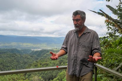QUI01. MINDO (ECUADOR) 17/08/2024.- El coordinador de la Mancomunidad del Chocó Andino, Inty Arcos, habla en una entrevista con EFE este viernes, en la localidad de Mindo (Ecuador). Arcos exigió que se revisen las concesiones mineras entregadas en esta reserva de la biósfera y se tomen las acciones necesarias para cumplir con un mandato de la Corte Constitucional, el máximo organismo de control legal de Ecuador, que ratificó la decisión del plebiscito. EFE/ José Jácome