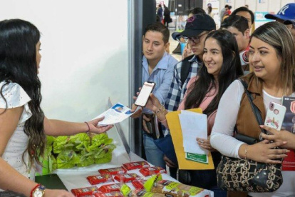 Feria. Cientos de personas dejaron su hoja de vida impresos y digitales. También se ofertaron pasantías para los estudiantes.