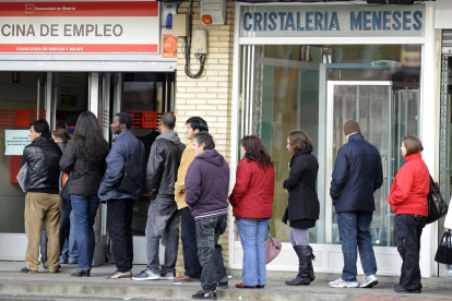 Trabajadores. Una fila de personas que buscan empleo esperan su turno de atención en una oficina en España.