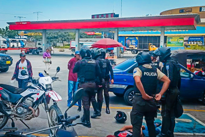 Unidades del Grupo de Apoyo a la Seguridad de #SeguraEP y 
@PoliciaDMGZona8
 lograron la captura de tres sospechosos cuando intentaron robar una gasolinera del sector El Fortín.