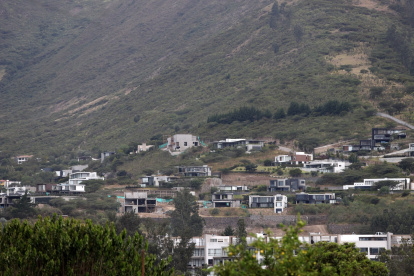 Construcciones. En el Ilaló existen decenas de edificaciones que se han levantado muy cerca del cerro e incluso en partes de la zona protegida. Con la Ruta Viva la presión inmobiliaria creció