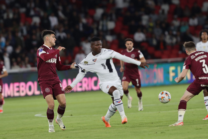 En el primer enfrentamiento entre Liga de Quito y Lanús, en Quito, la semana pasada, los albos no pudieron sostener el resultado y fueron remontados por 1-2 . Este miércoles en la vuelta buscarán quedarse con la llave.