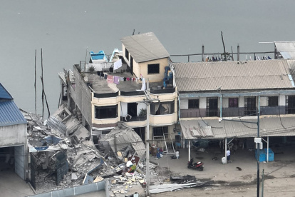 Daños. Así fue como quedó uno de los muelles de Puerto Bolívar tras un ataque terrorista con explosivos.
