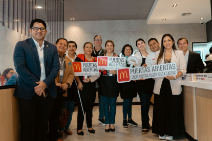 Isidro González, Gerente de Operaciones y Entrenamiento de Arcos Dorados Ecuador, y Paola Caicedo, gerente de Comunicación Arcos Dorados Ecuador, junto al equipo académico de la Universidad Metropolitana de Machala, durante el programa de Puertas Abiertas.