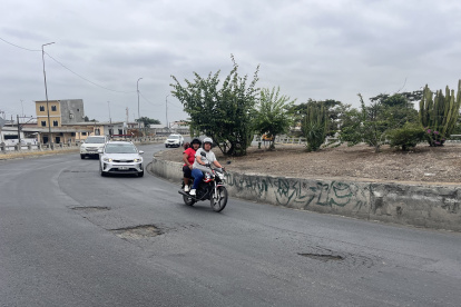 Daños. En la calzada del viaducto Flavio Alfaro hay baches. Los conductores tratan de no caer en ellos.