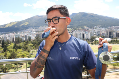 Daniel Pintado posó feliz junto a las dos medallas que ganó en París 2024.