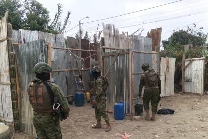 Fuerzas Armadas allanó un domicilio donde se almacenaba el combustible.