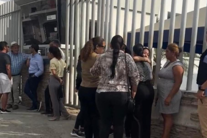 Familiares y amigos llegaron al centro forense de la ciudad para obtener información.