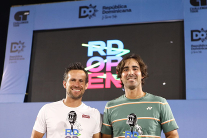 Diego Hidalgo junto al mexicano Miguel Reyes, campeones en dobles del Open de Santo Domingo.
