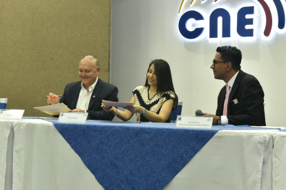 El binomio correista llegó al CNE.